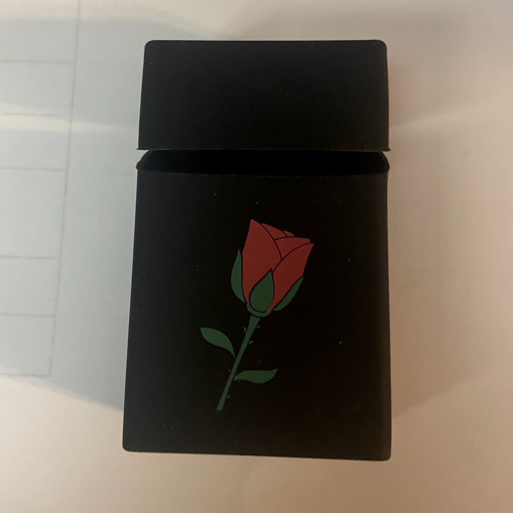 🌹Red rose cigarette 🚬 silicone case.NWT